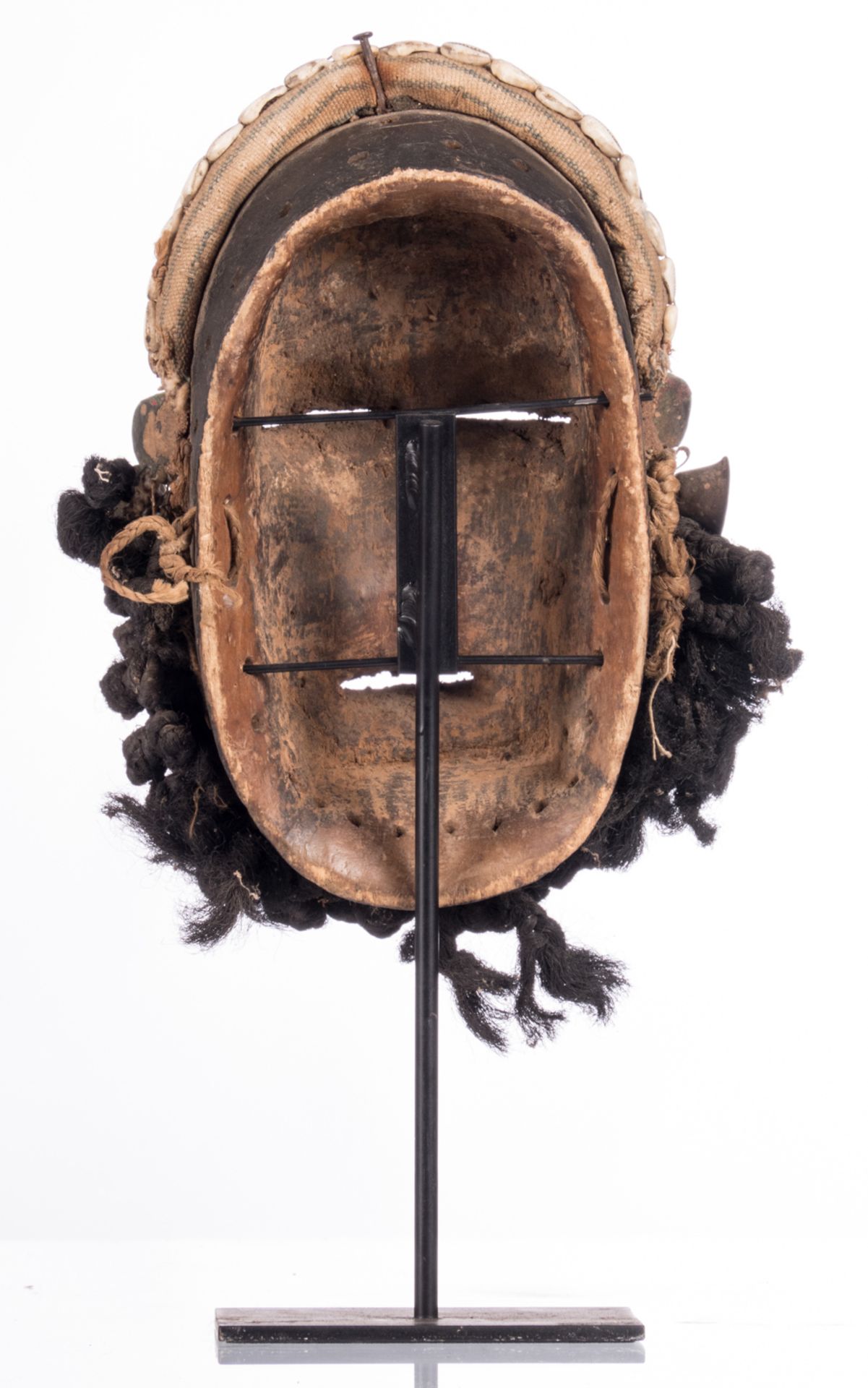 A traditional African wooden mask with shells and bells, Guéré - Ivory Coast, H 29 - W 22 cm ( - Bild 3 aus 6