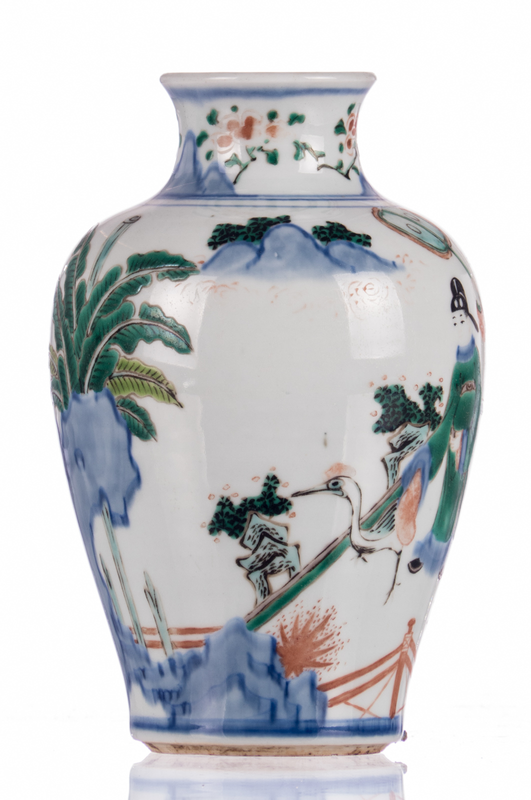 A Chinese wucai vase, overall decorated with figures on a terrace, H 18,5 cm - Bild 4 aus 6