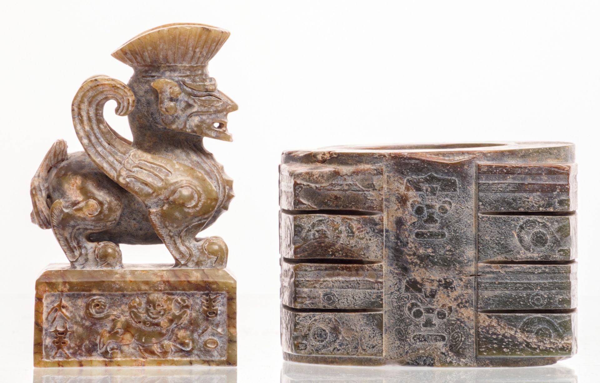 An important collection of Chinese carved jade ceremonial and ritual items: various bi disks, - Bild 5 aus 25