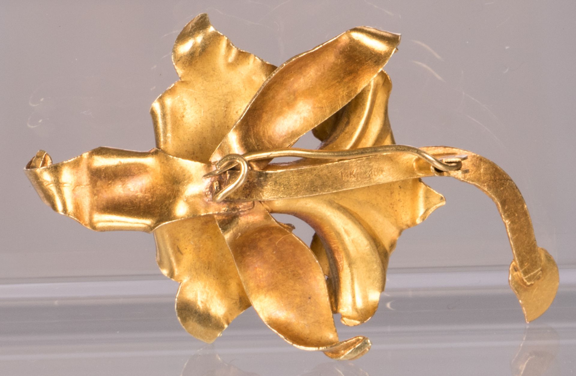 An 18ct golden orchid shaped brooch set with (zircon); added an 18ct gold ladies ring set with - Bild 2 aus 6