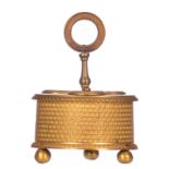 A probably late 18thC French Neoclassical gilt brass inkwell, H 11,5 - ø 8,5 cm