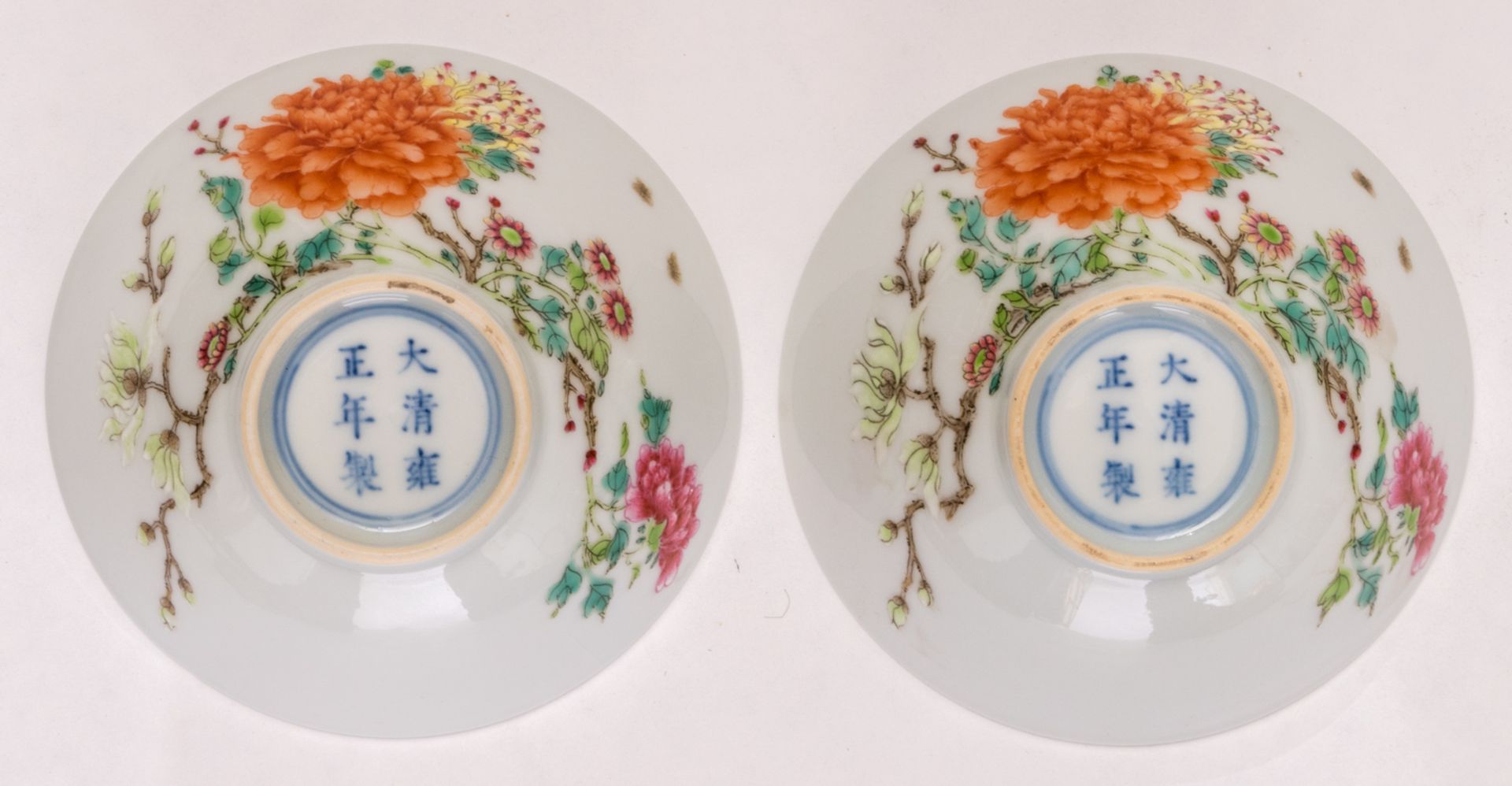 Two Chinese polychrome decorated cups with flower branches, with a Yongzheng mark, H 4 - ø 10,5 cm - Bild 7 aus 7