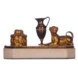 A late 18thC French gilt bronze and marble inkwell, H 8 - W 15 - D 8,3 cm