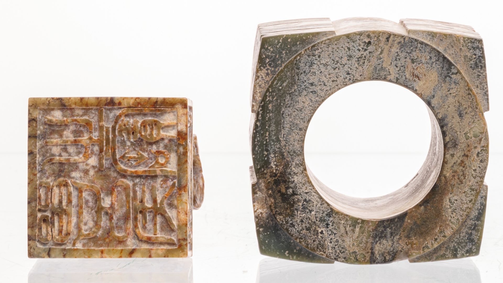 An important collection of Chinese carved jade ceremonial and ritual items: various bi disks, - Bild 7 aus 25