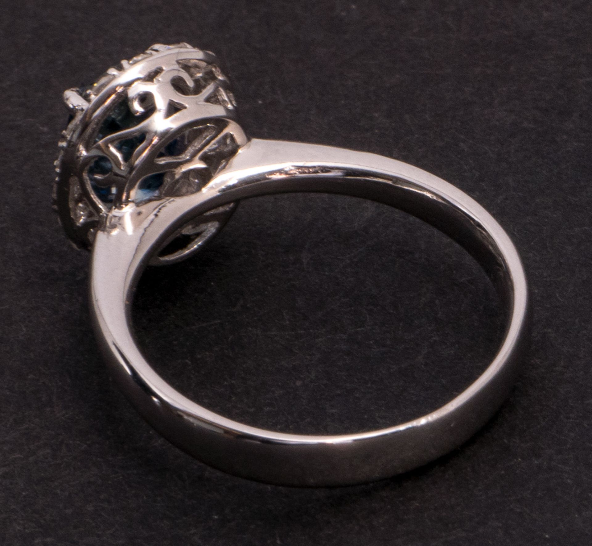 An 18ct white golden ring set with brilliants and a sapphire - Total weight: about 3,7g - Bild 10 aus 10