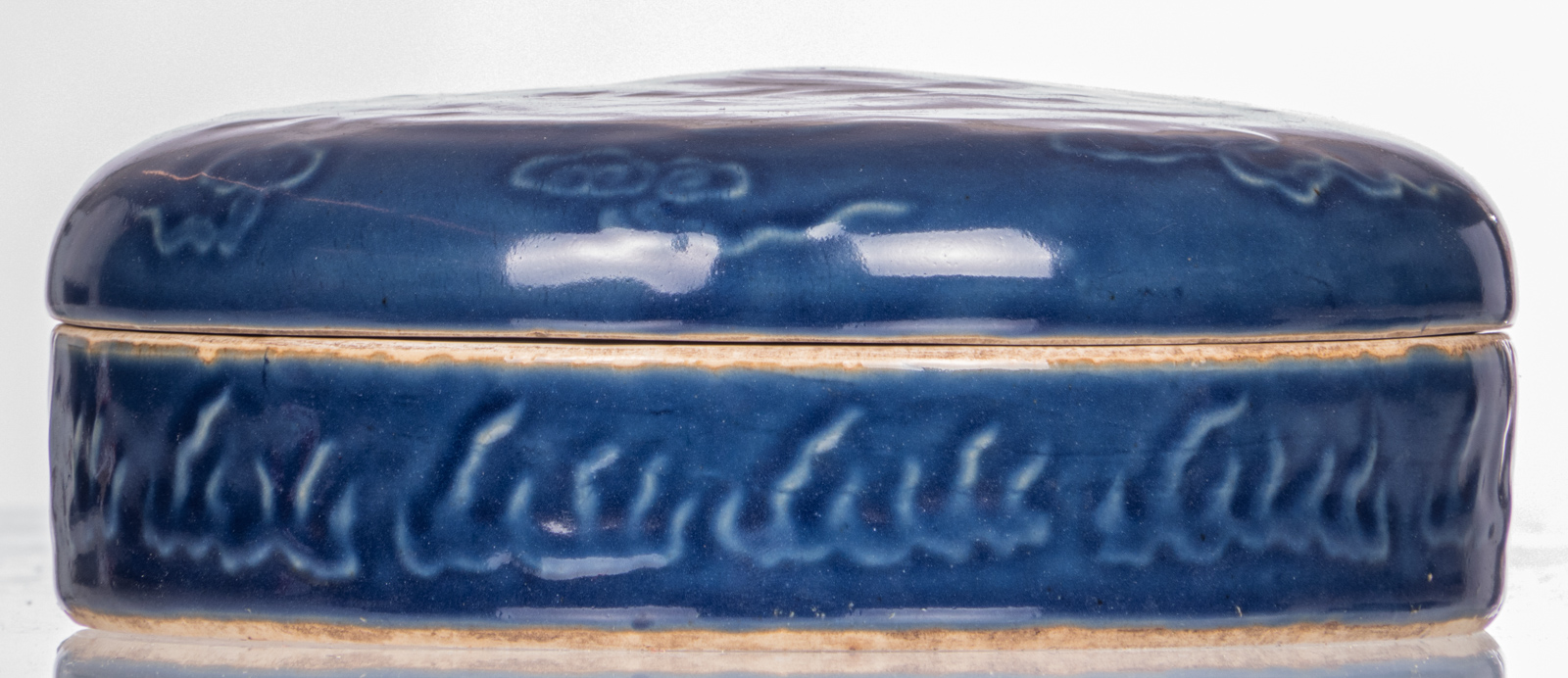 A Chinese blue monochrome glazed box and cover with low relief dragon decoration, H 7,5 cm - ø 22 - Bild 3 aus 9