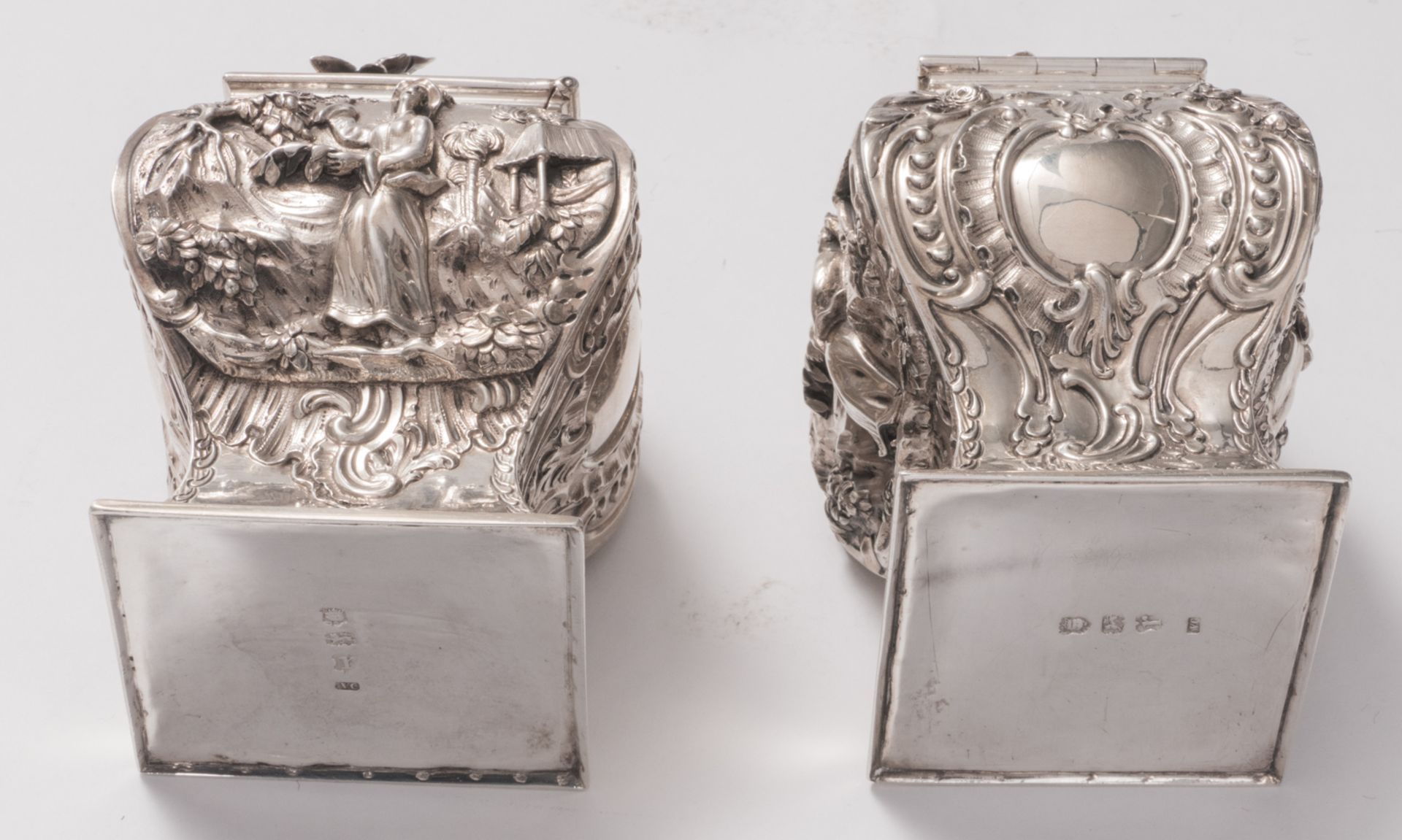A pair of George II sterling silver chinoiserie decorated tea caddies, London hallmark, date - Bild 6 aus 7