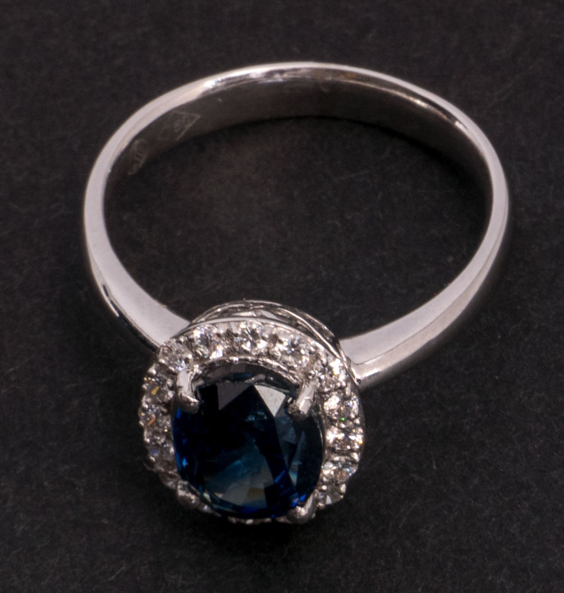 An 18ct white golden ring set with brilliants and a sapphire - Total weight: about 3,7g - Bild 9 aus 10