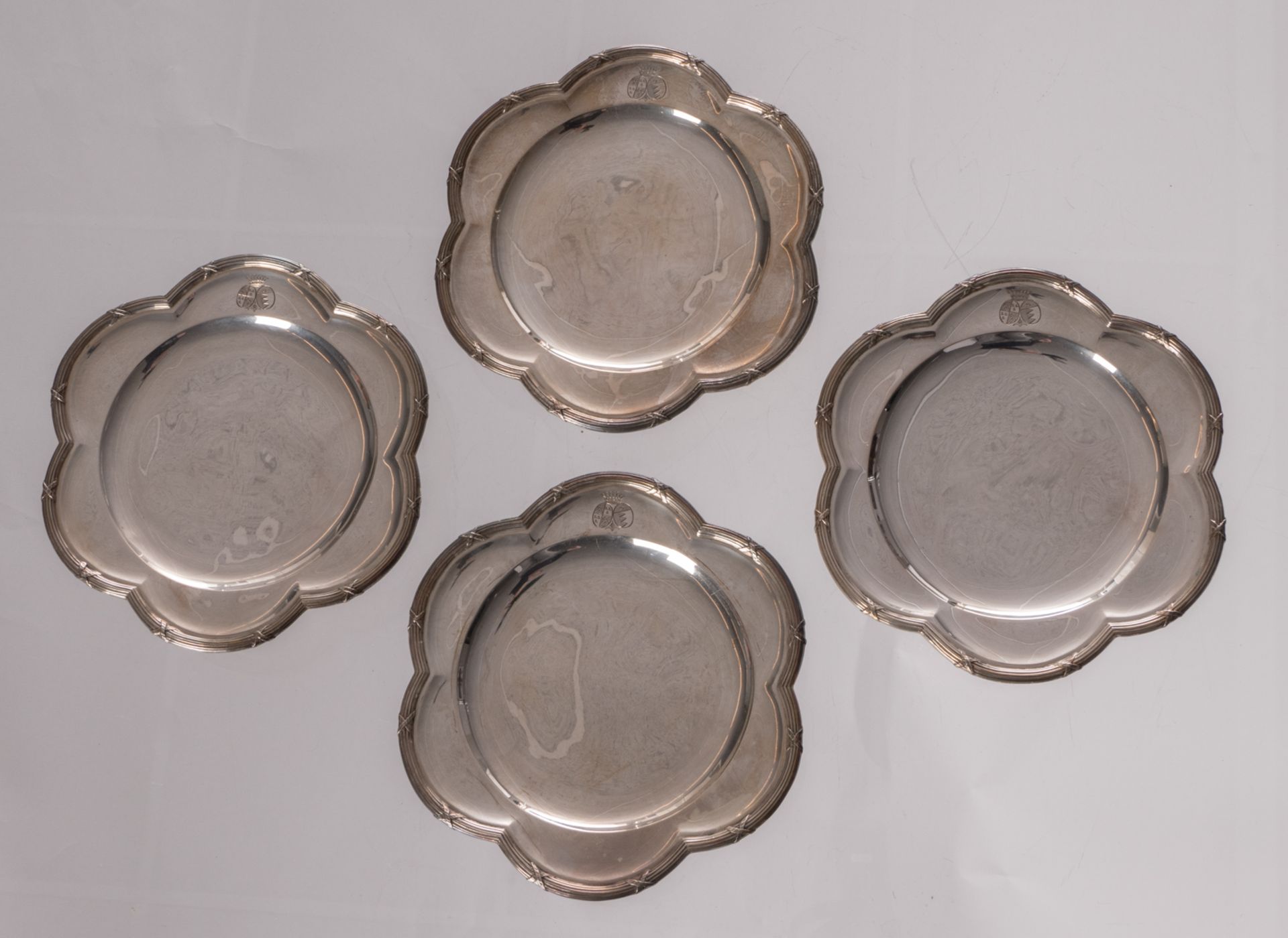 Four silver plates with six-lobed edges, silver purity 800/000, Belgium 1868-1942, maker's mark - Bild 3 aus 4