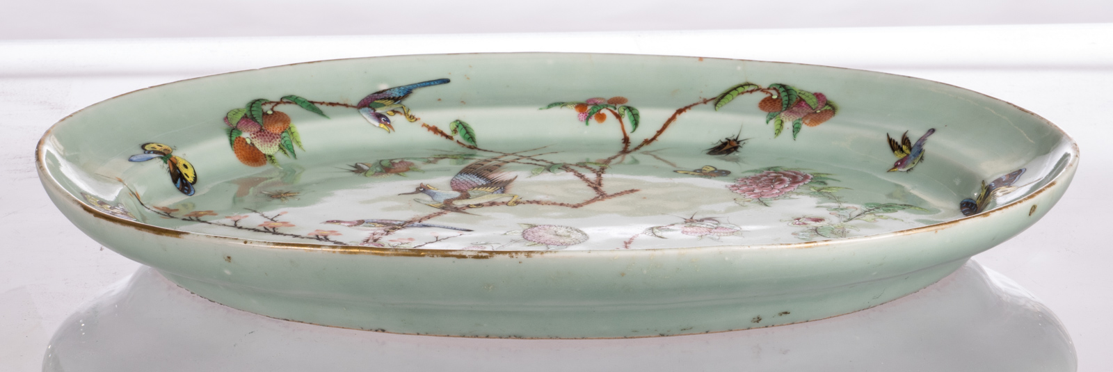 A Chinese oval celadon ground famille rose decorated plate with birds on flower branches and - Bild 5 aus 5