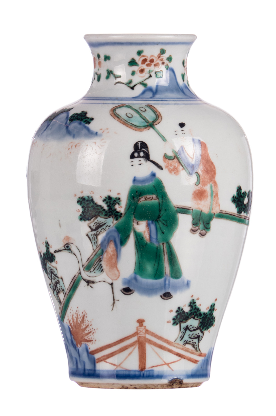A Chinese wucai vase, overall decorated with figures on a terrace, H 18,5 cm