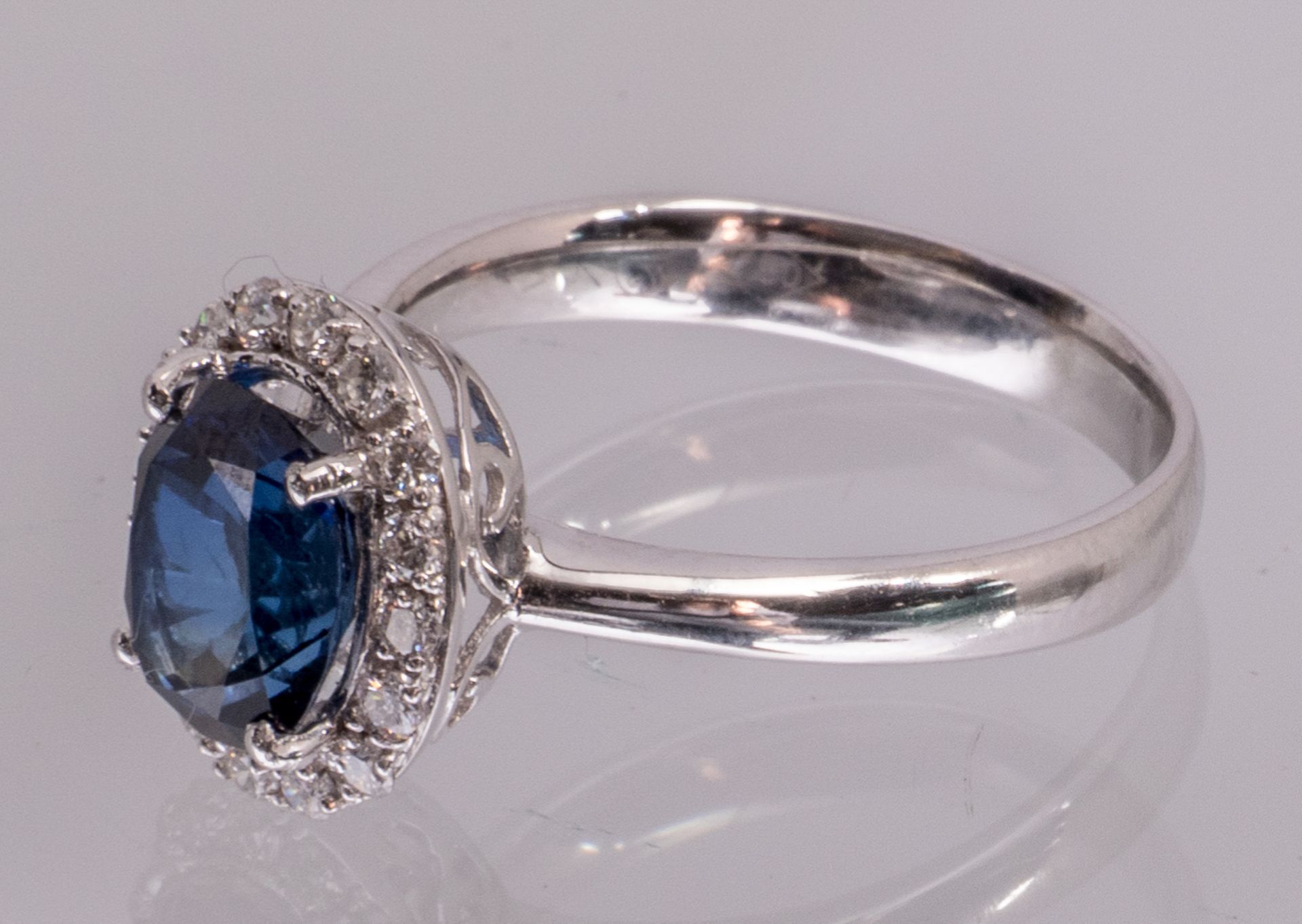 An 18ct white golden ring set with brilliants and a sapphire - Total weight: about 3,7g - Bild 6 aus 10