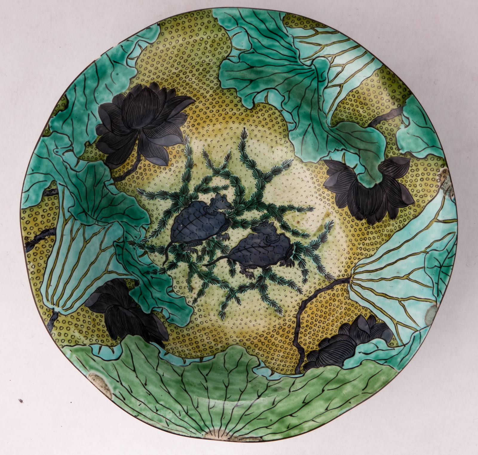 A fine Japanese polychrome and relief decorated Kutani lotus bowl, marked, H 14,5 - ø 42 cm - Bild 6 aus 7