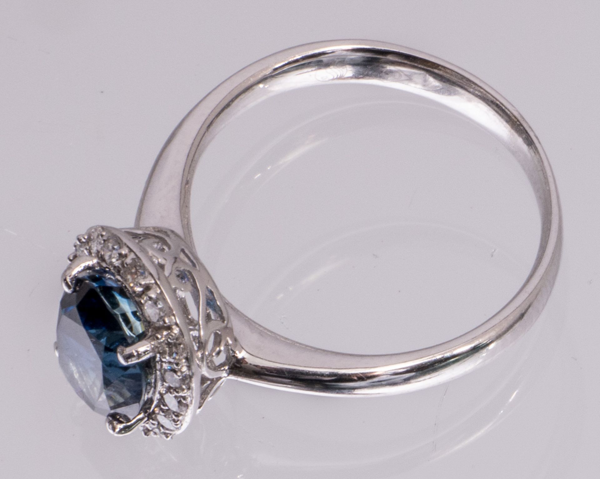 An 18ct white golden ring set with brilliants and a sapphire - Total weight: about 3,7g - Bild 5 aus 10