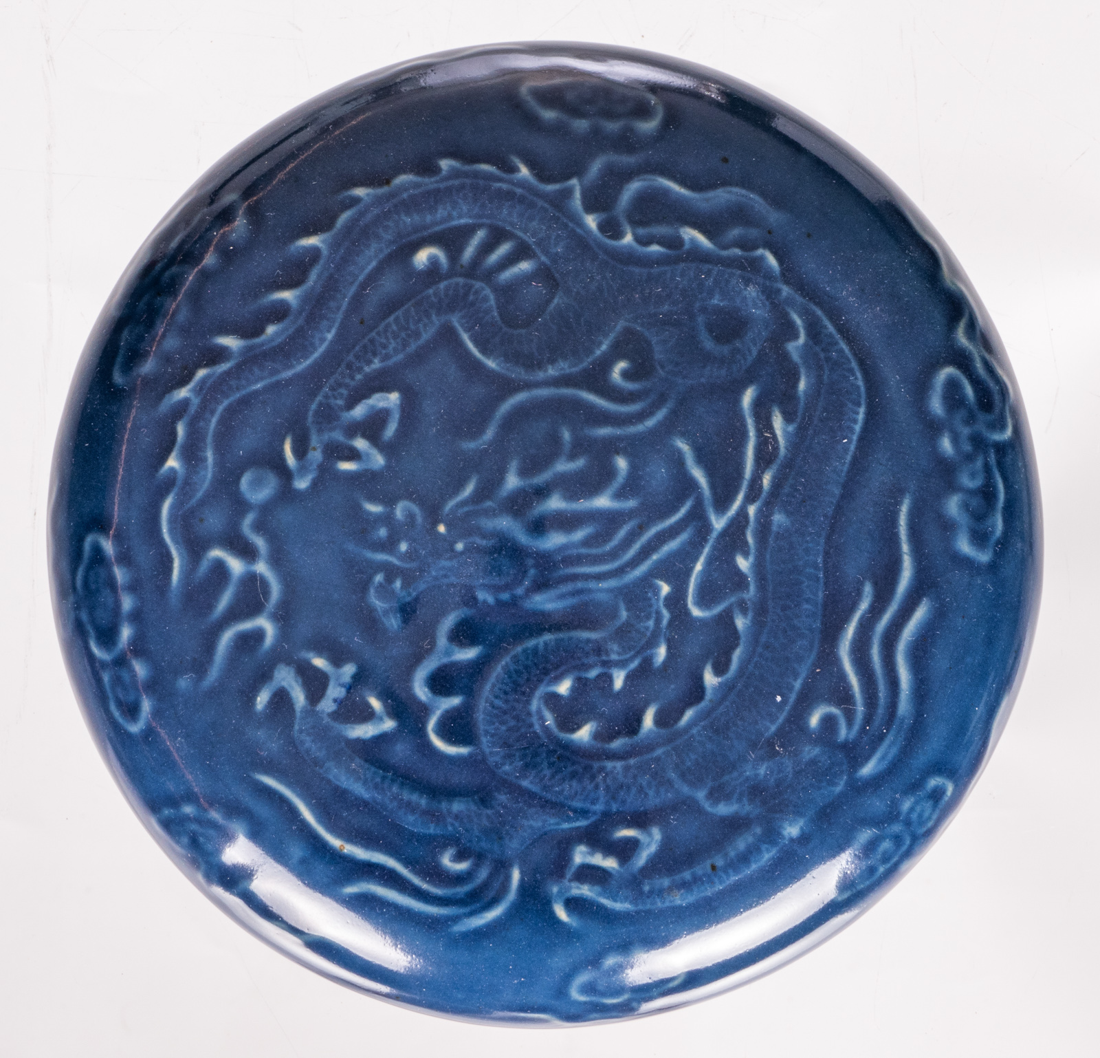 A Chinese blue monochrome glazed box and cover with low relief dragon decoration, H 7,5 cm - ø 22 - Bild 7 aus 9