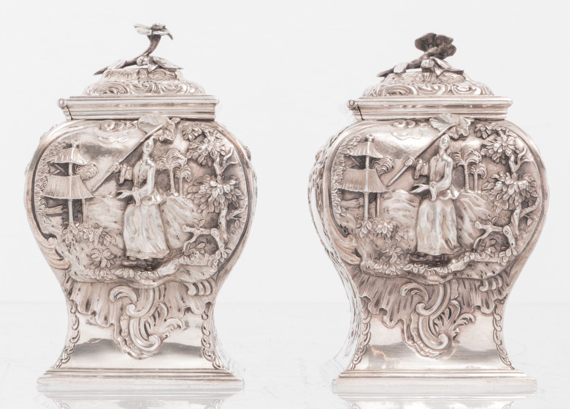 A pair of George II sterling silver chinoiserie decorated tea caddies, London hallmark, date - Bild 3 aus 7
