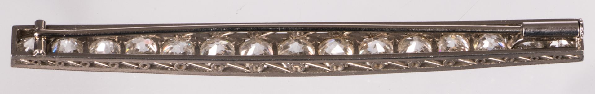 An Art Deco 18ct white golden brooch set with fifteen brilliant cut diamonds, 50s - Total weight: - Bild 3 aus 3