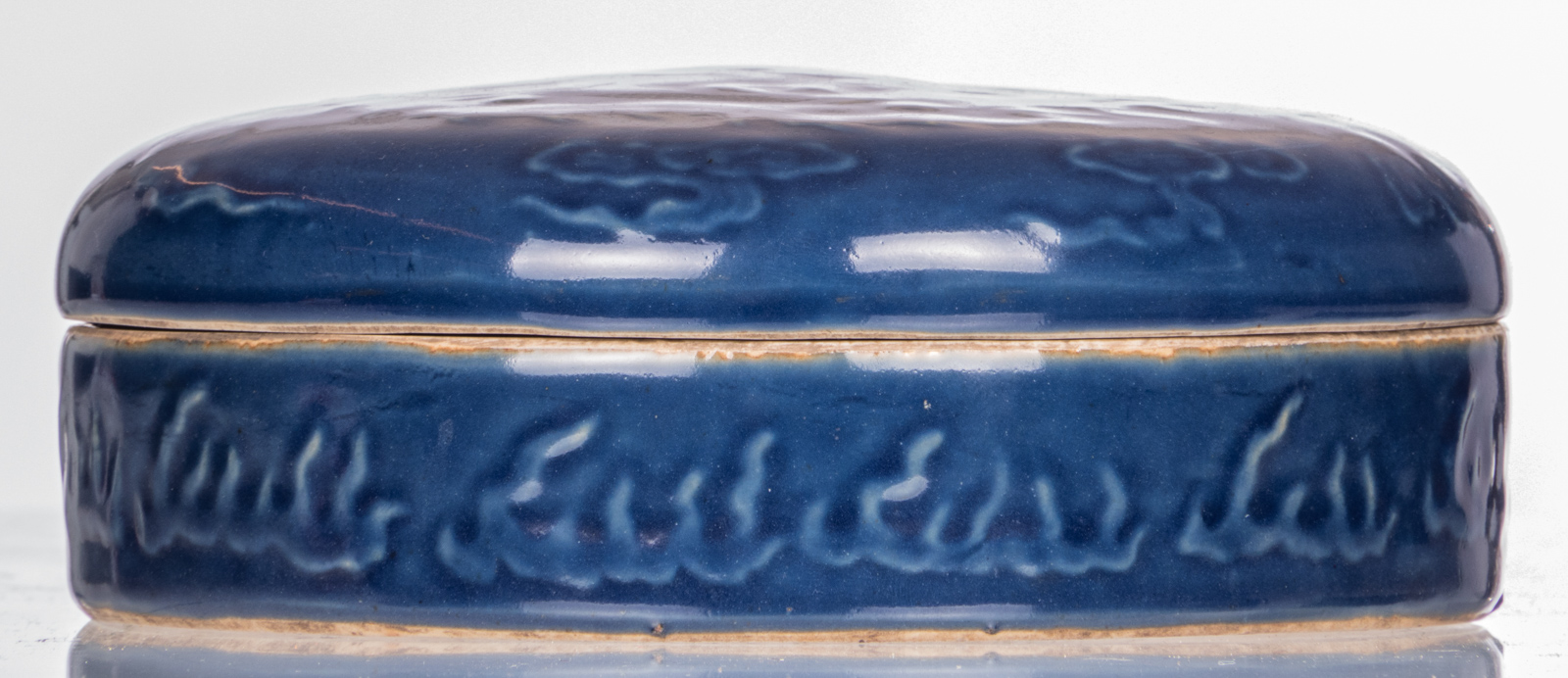 A Chinese blue monochrome glazed box and cover with low relief dragon decoration, H 7,5 cm - ø 22 - Bild 5 aus 9