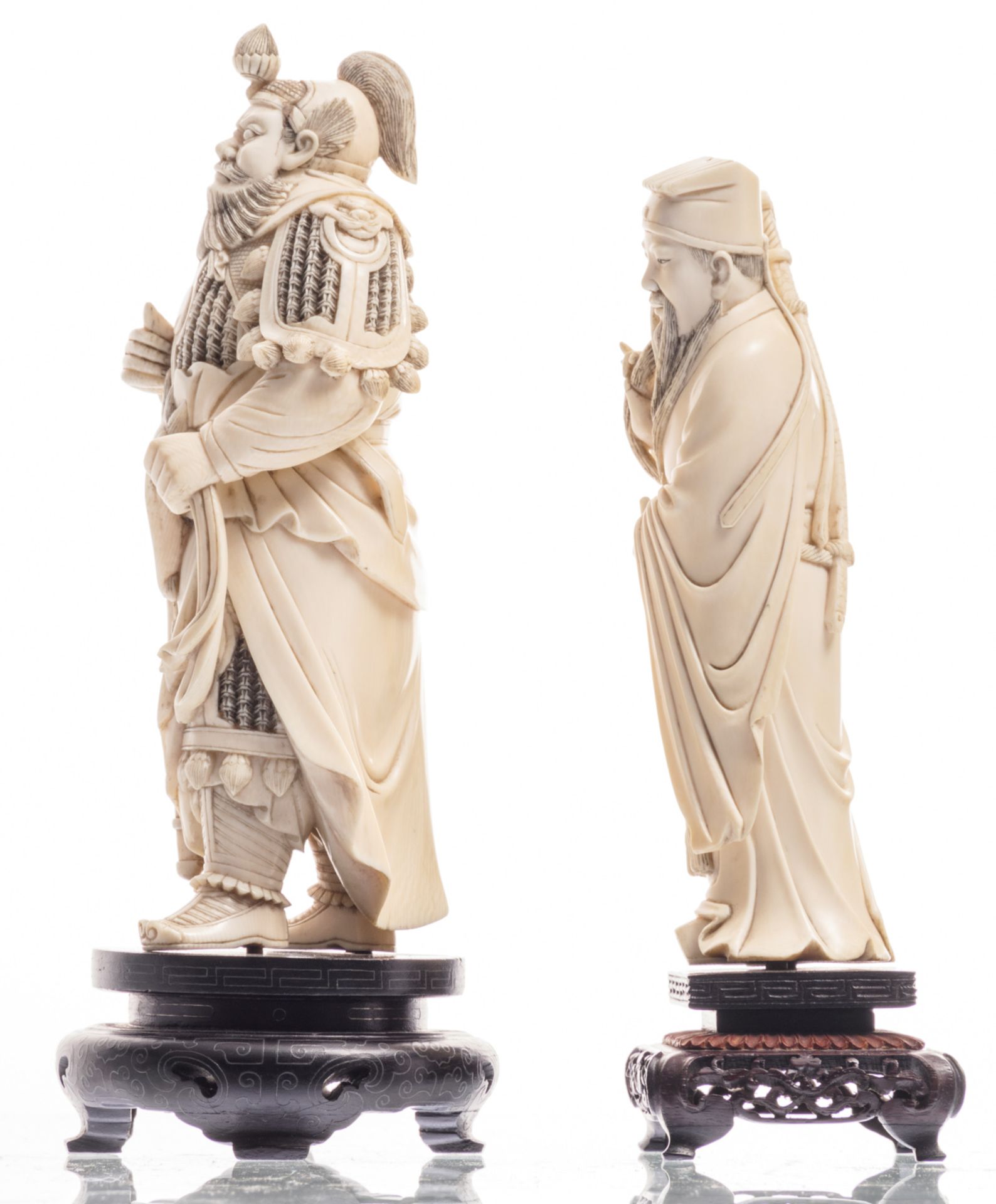 Two Chinese carved ivory figures of the Immortal Lu Dongbin and the warrior Guan Yu, both on a - Bild 2 aus 6