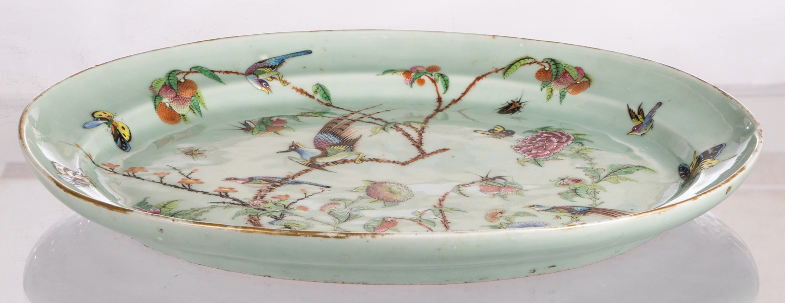 A Chinese oval celadon ground famille rose decorated plate with birds on flower branches and - Bild 4 aus 5