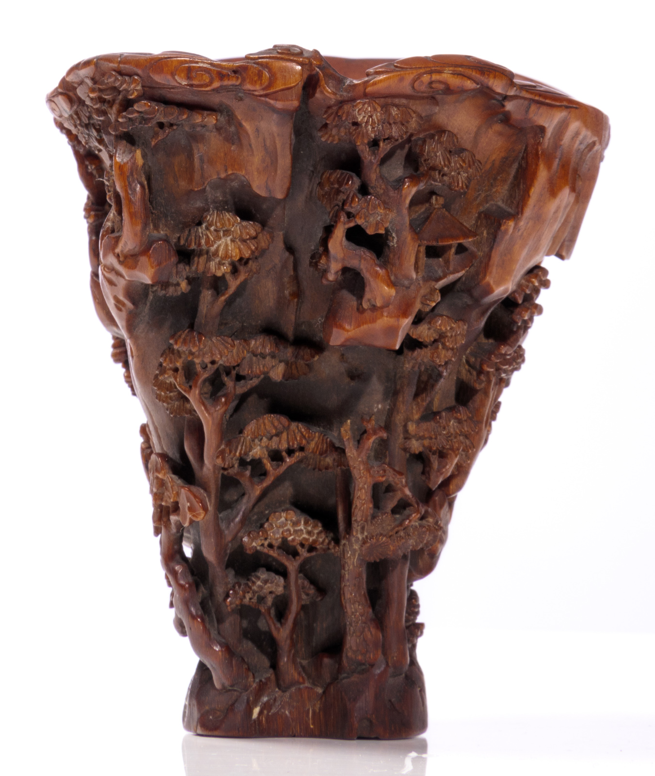 An extraordinary finely carved rhinoceros horn libation cup, the flaring sides finely carved in - Bild 3 aus 7