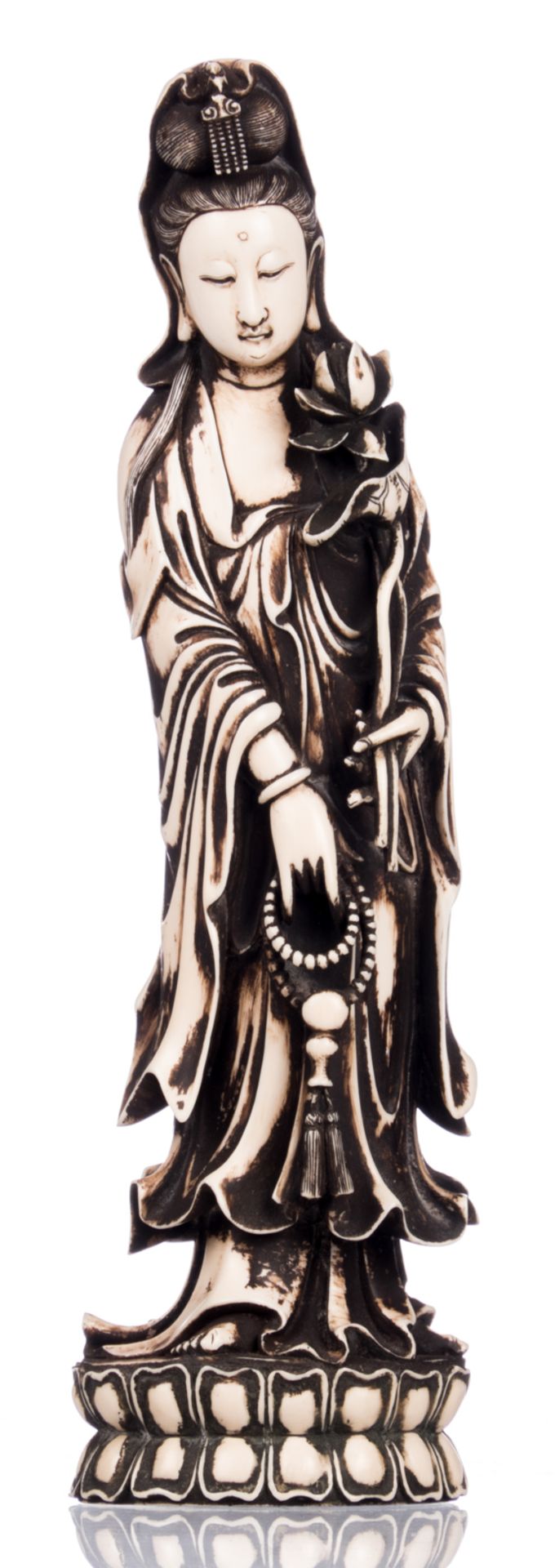 A Chinese patinated ivory Guanyin, first half of the 20thC, H 30,9 cm - Weight: 987g; added two - Bild 2 aus 9
