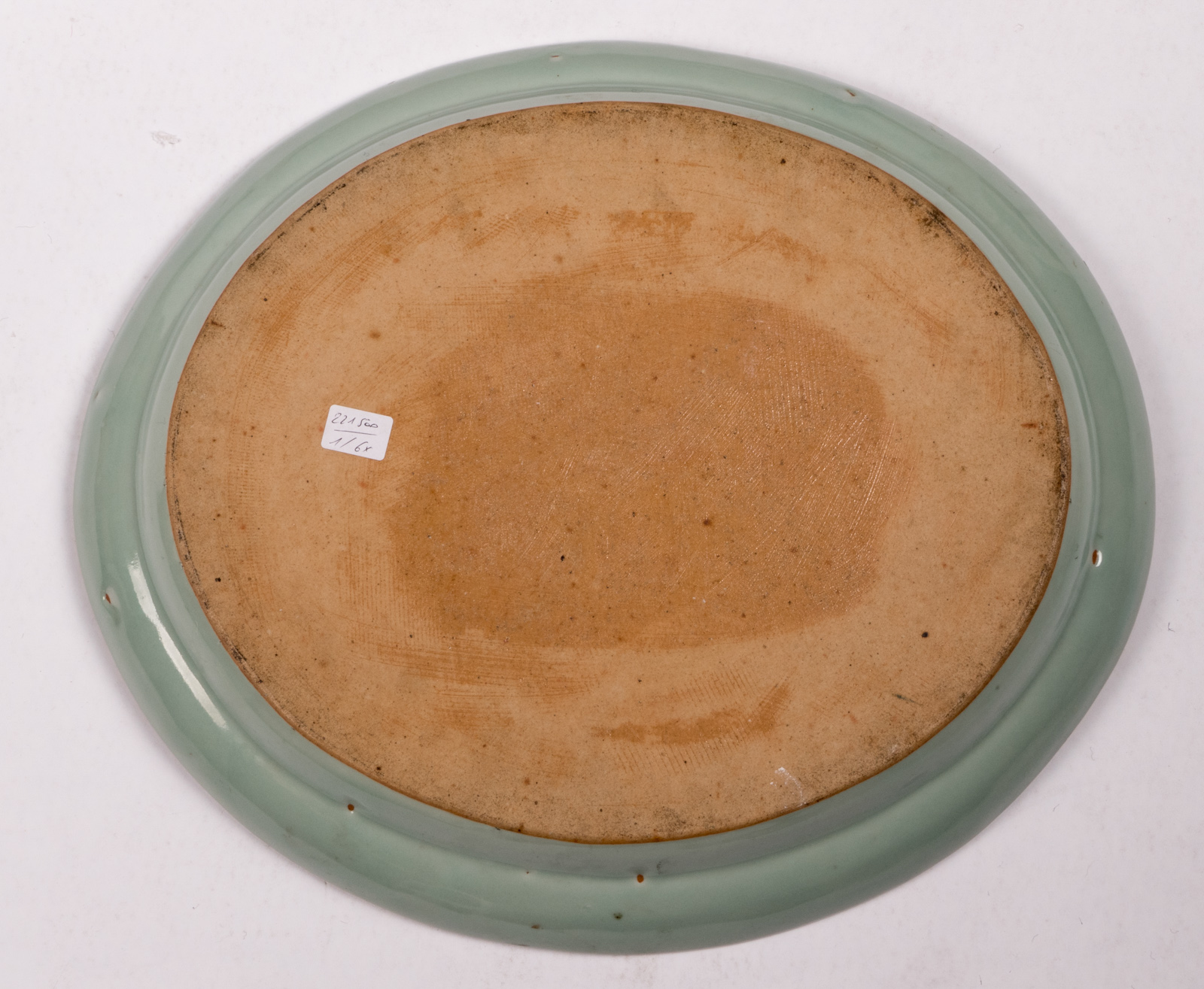 A Chinese oval celadon ground famille rose decorated plate with birds on flower branches and - Bild 3 aus 5