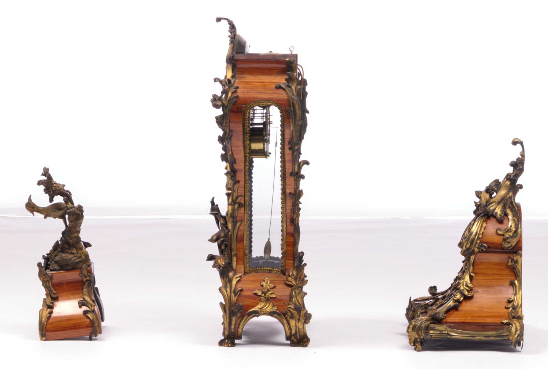 A second half of the 18thC French rosewood and kingwood cartel clock with bronze mounts, the dial - Bild 2 aus 7