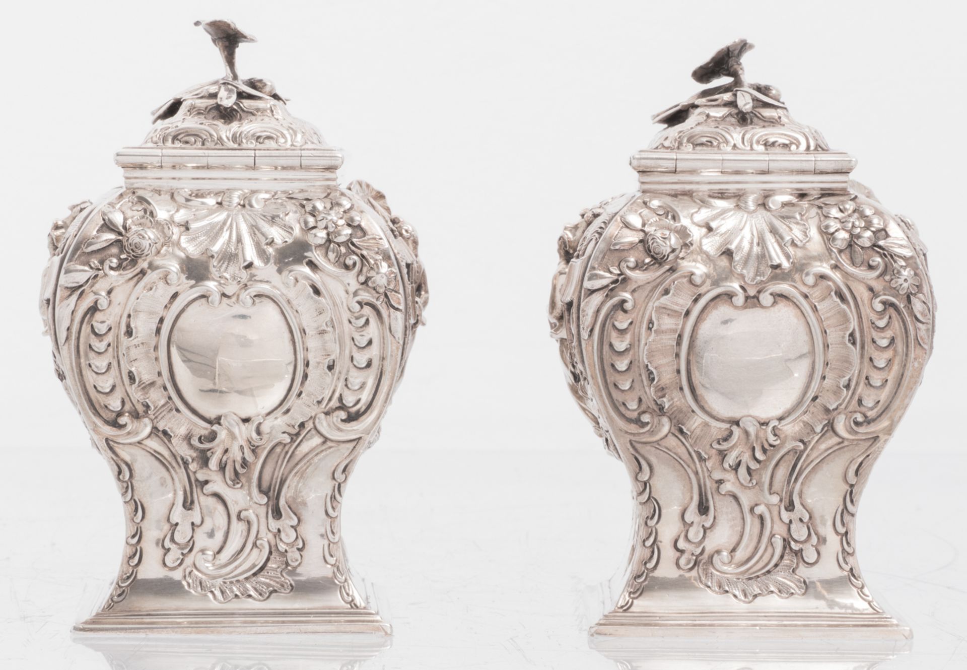 A pair of George II sterling silver chinoiserie decorated tea caddies, London hallmark, date - Bild 2 aus 7