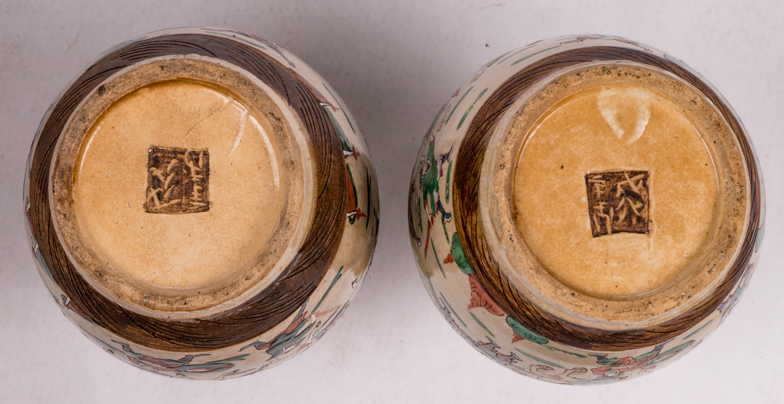 Two Chinese famille rose stoneware vases, overall decorated with warriors, marked; added a ditto - Bild 6 aus 9