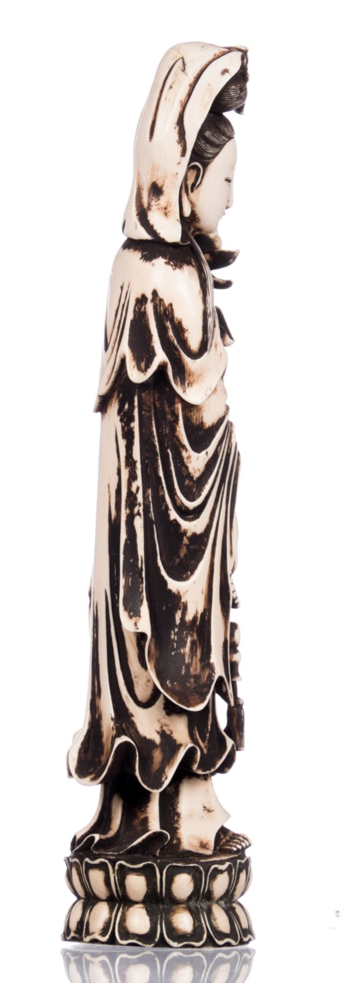 A Chinese patinated ivory Guanyin, first half of the 20thC, H 30,9 cm - Weight: 987g; added two - Bild 4 aus 9