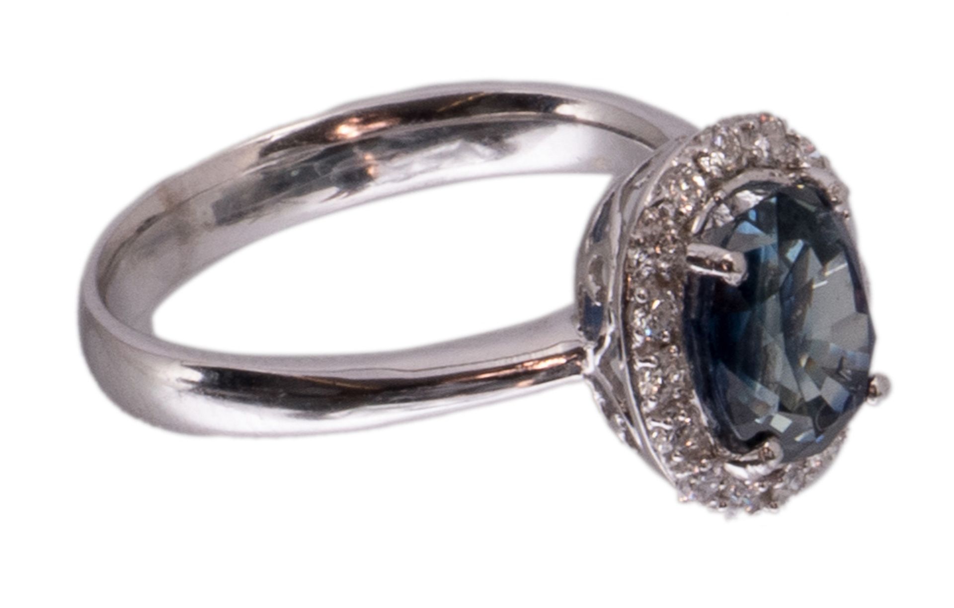 An 18ct white golden ring set with brilliants and a sapphire - Total weight: about 3,7g - Bild 2 aus 10