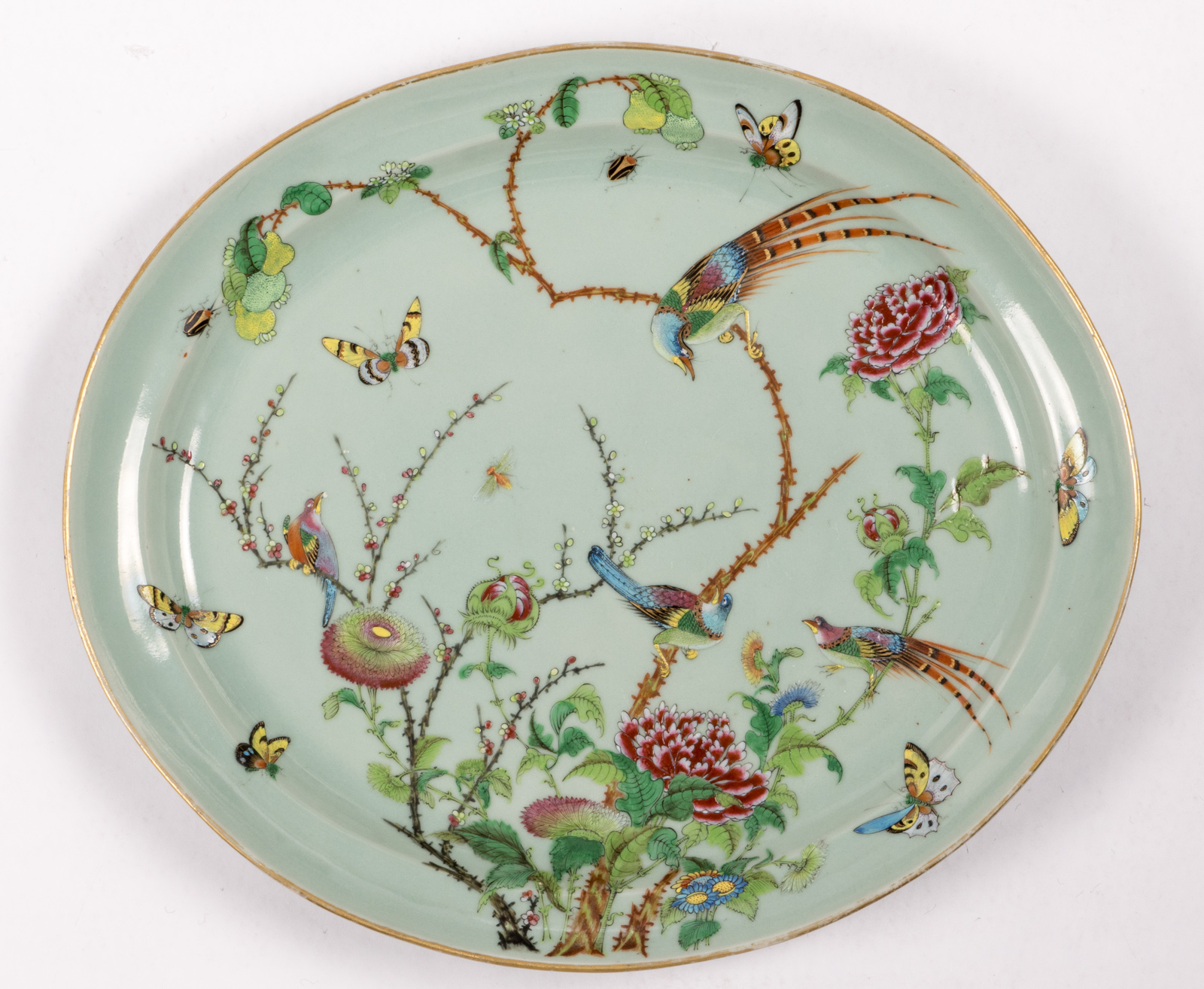 A Chinese oval celadon ground famille rose decorated plate with birds on flower branches and - Bild 2 aus 5