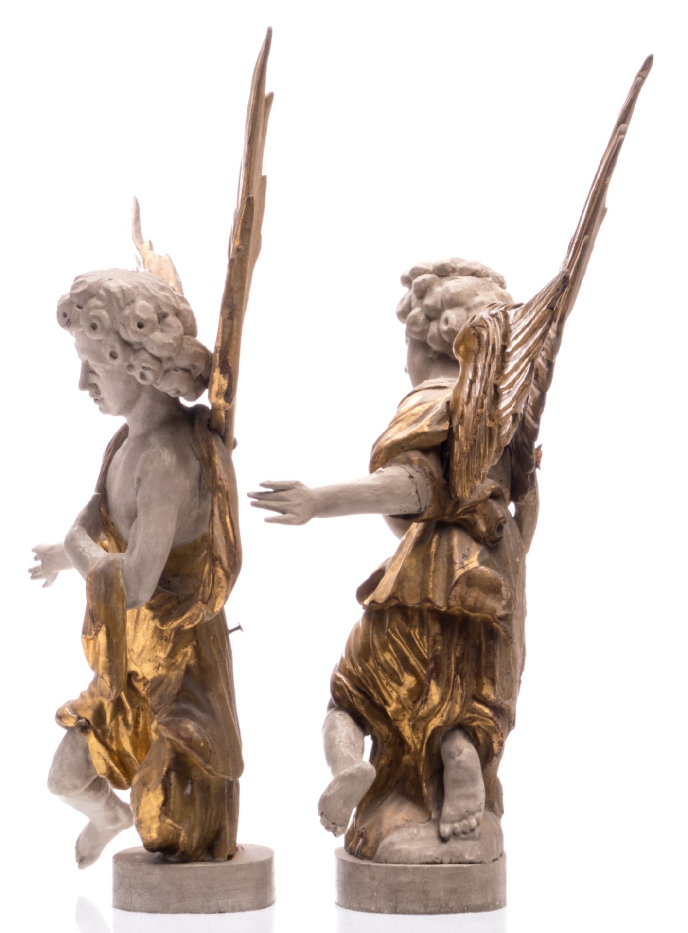 A pair of 18thC polychrome and gilt decorated limewood altar angels, H 84 cm - Bild 2 aus 6