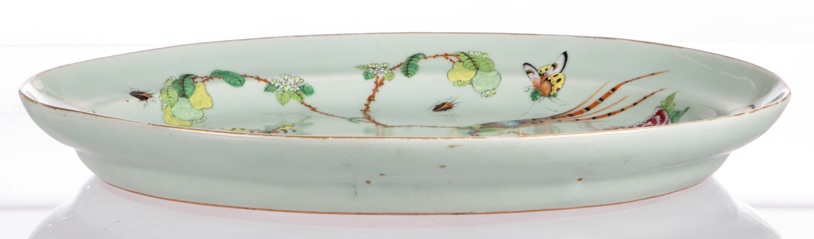 A Chinese oval celadon ground famille rose decorated plate with birds on flower branches and - Bild 4 aus 5