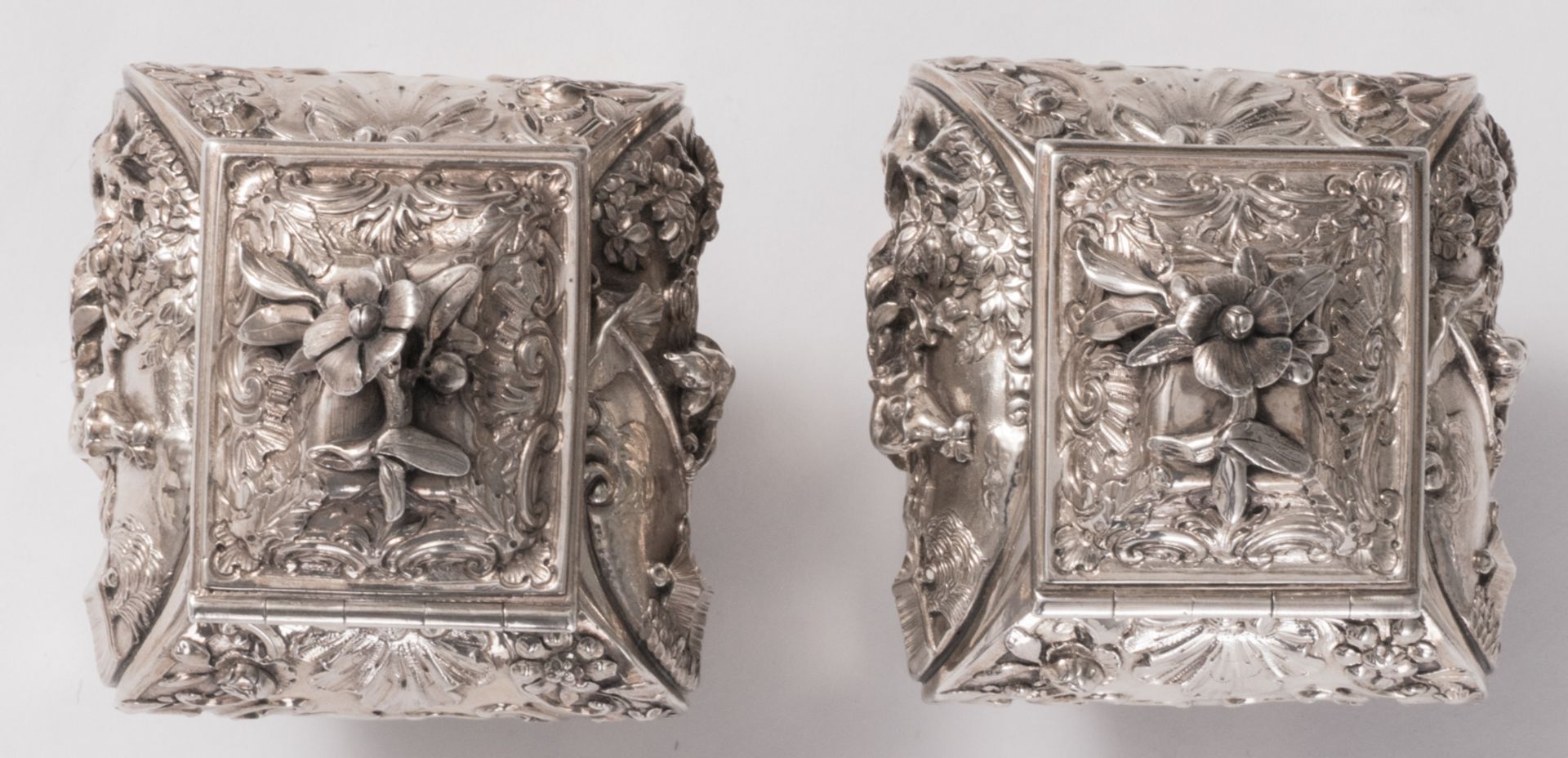 A pair of George II sterling silver chinoiserie decorated tea caddies, London hallmark, date - Bild 5 aus 7