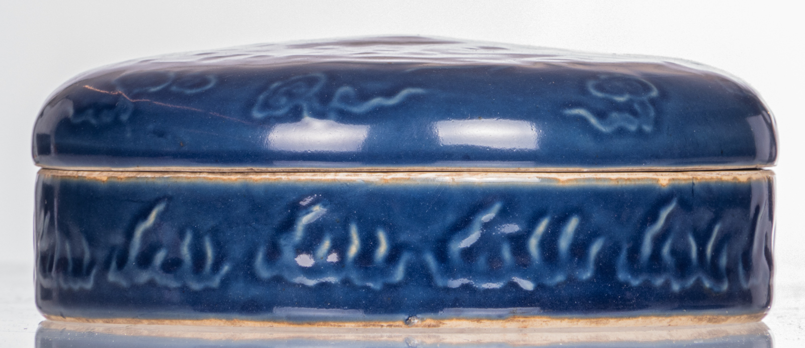 A Chinese blue monochrome glazed box and cover with low relief dragon decoration, H 7,5 cm - ø 22 - Bild 6 aus 9