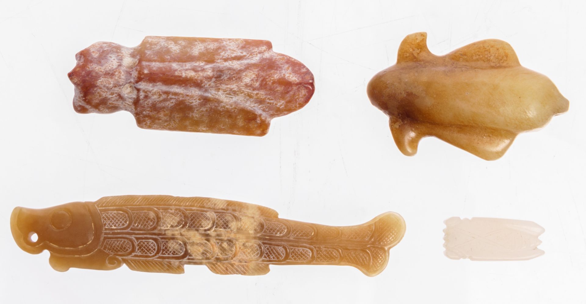 An important collection of Chinese carved jade ceremonial and ritual items: various bi disks, - Bild 16 aus 25