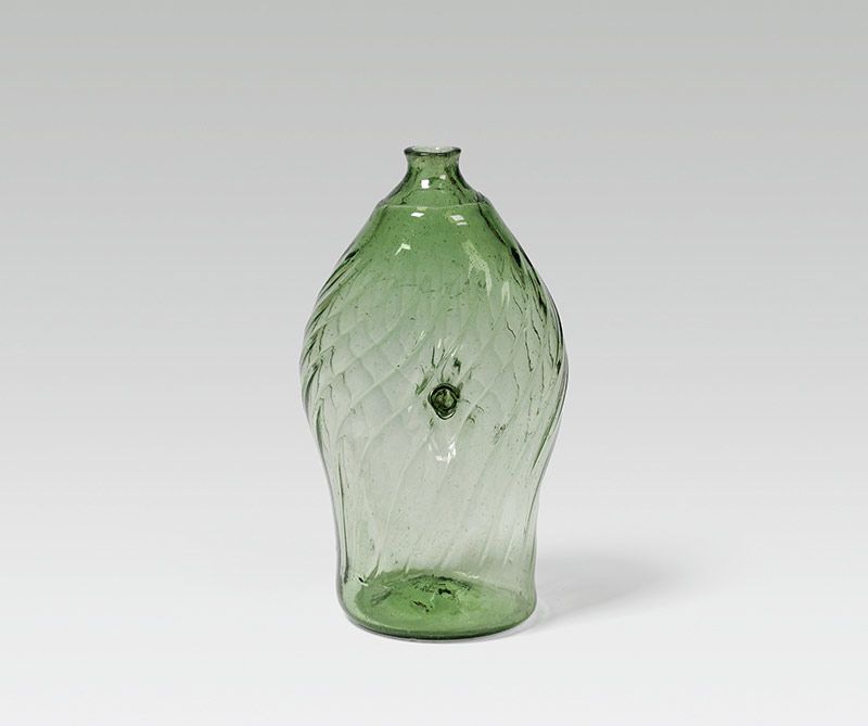 Nabelflasche, Alpenländisch, 18. Jh. grünes Glas, Abrissnarbe am Boden; mittig eingezogene Wandung