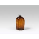 Branntweinflasche, Alpenländisch, 18. Jh. bernsteinfarbenes Glas, Abrissnarbe am Boden; zwölfpassige