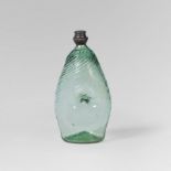 Nabelflasche, Alpenländisch, 18. Jh. hellgrünes Glas; Abrissnarbe am Boden; bauchige Wandung mit