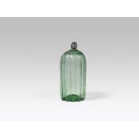 Branntweinflasche, Alpenländisch, 18. Jh. hellgrünes Glas, Abrissnarbe am Boden; zwölfpassige