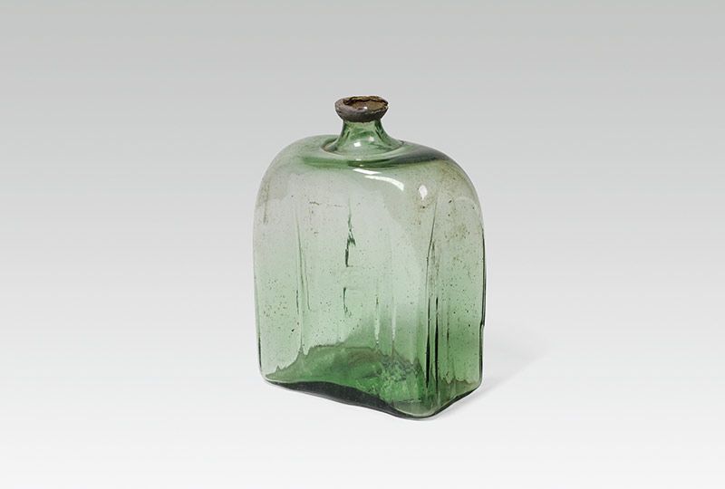 Vorratsflasche, Alpenländisch, 18. Jh. grünes Glas, Abrissnarbe am Boden; rechteckige Form, an den