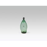 Nabelflasche, Alpenländisch, 18. Jh. hellgrünes Glas, Abrissnarbe am Boden; mittig eingezogene