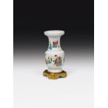 Vase, China, 18. Jh. Porzellan, glasiert und farbig staffiert; quadratischer Ormolu-Stand; H. 42,5