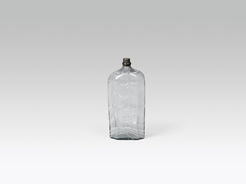 Branntweinflasche, Frankreich/Schweiz, 18. Jh. farbloses Glas, weiß gekämmt, Abrissnarbe am Boden;