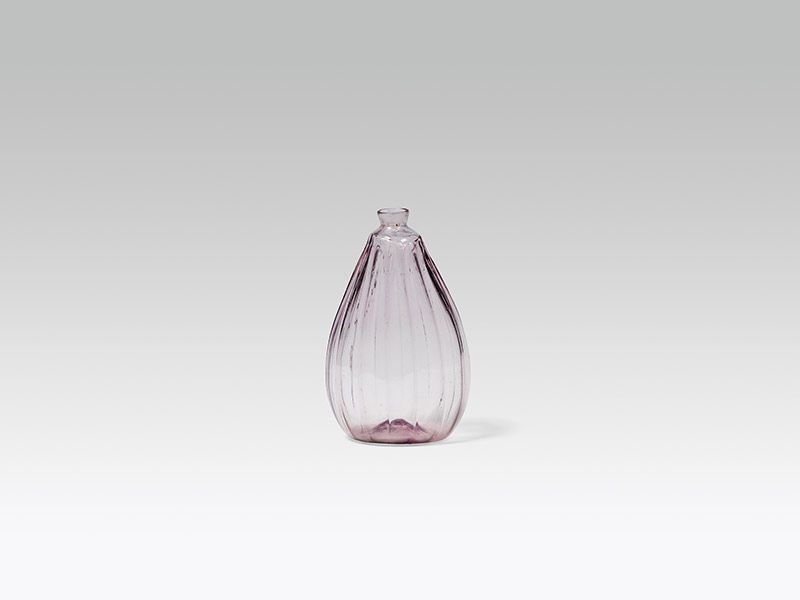 Beutelflasche, Alpenländisch, 18. Jh. leicht amethystfarbenes Glas, Abrissnarbe am Boden;