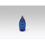 Nabelflasche, Alpenländisch, 18. Jh. kobaltblaues Glas, Abrissnarbe am Boden; mittig eingezogene
