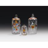 3 Branntweinflaschen, Alpenländisch, 18. Jh. farbloses Glas, Emailfarbendekor; Abrissnarbe am Boden;