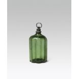 Rippenflasche, Kramsach/Alpenländisch, 17. Jh. grünes Waldglas; Abrissnarbe am Boden; die Wandung